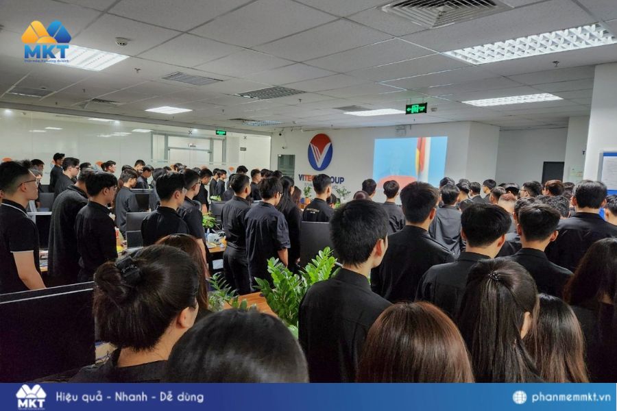 Phần mềm MKT đã dành một phút tưởng niệm Tổng Bí Thư Nguyễn Phú Trọng trong sự trang nghiêm Phần mềm MKT đã dành một phút tưởng niệm Tổng Bí Thư Nguyễn Phú Trọng trong sự trang nghiêm